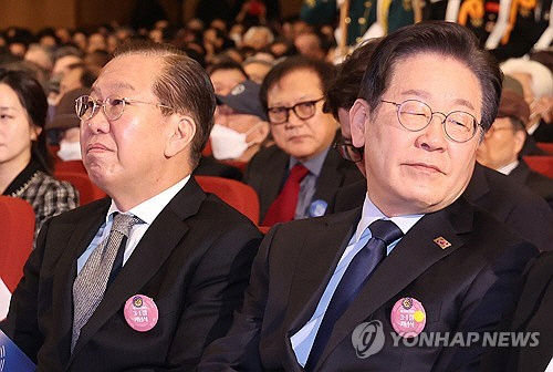 권영세 국민의힘 비상대책위원장과 이재명 더불어민주당 대표가 1일 서울 중구 숭의여자대학교에서 열린 제106주년 3ㆍ1절 기념식에 참석하고 있다.   [대통령실통신사진기자단]